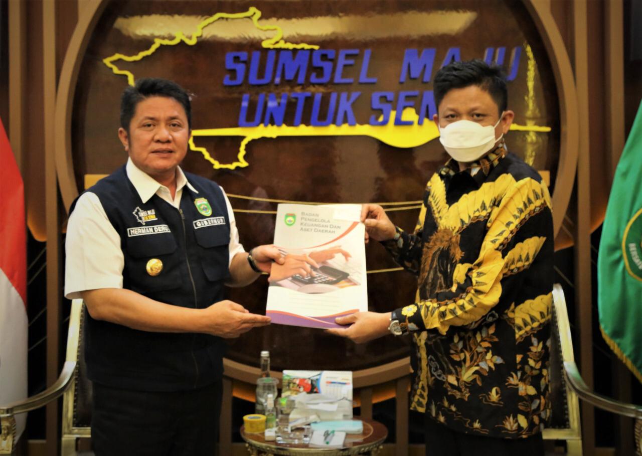 Bantuan Gubernur HD untuk OKUT
