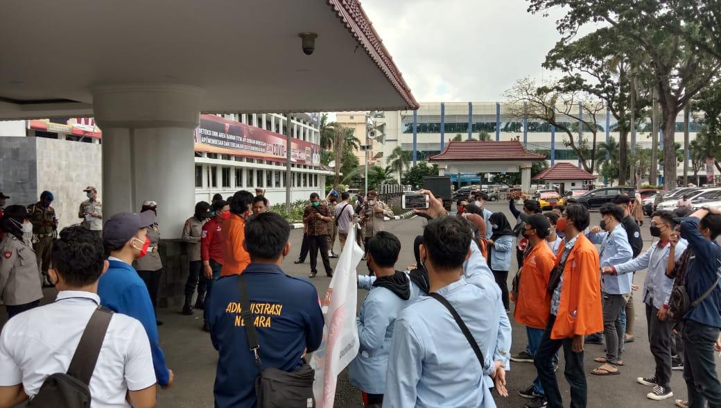 Dokumentasi Demonstrasi Mahasiswa Menolak Penerapan Ganjil genap