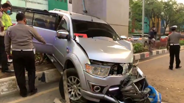 Pajero Sport Tabrak tiang LRT