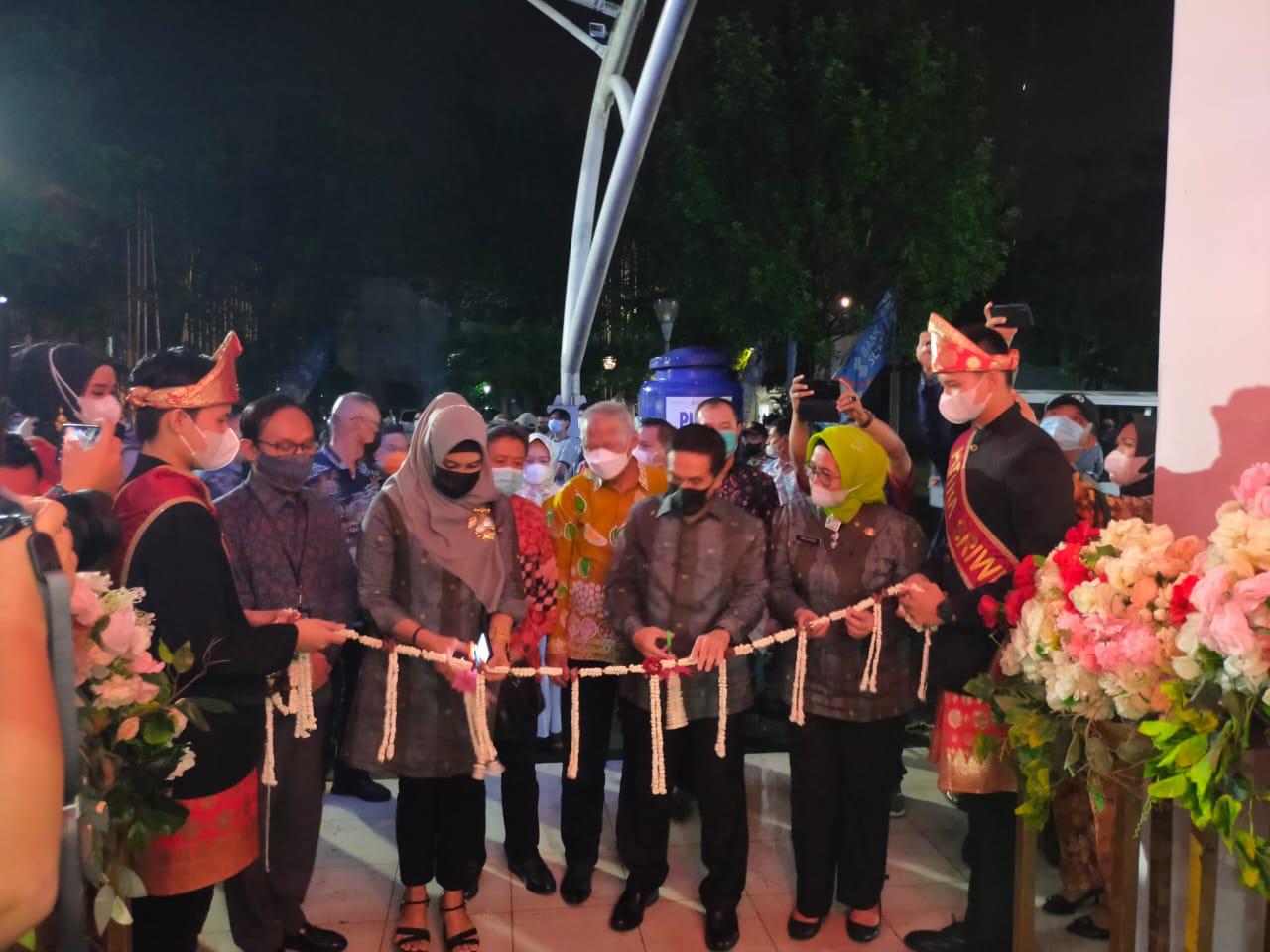 Pemotongan Pita tanda pembukaan sriwijaya expo 2021