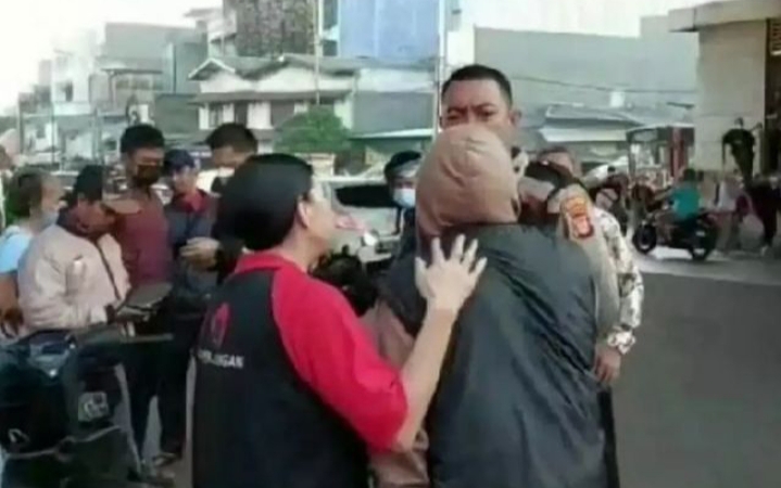 Mahasiswi aniaya polisi