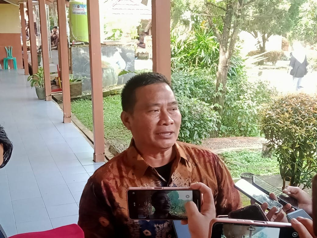 Rozali Kepsek SMA 10 PLG