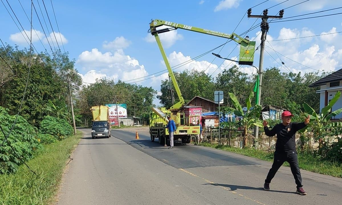 perbaikan jalan dan lampu padam