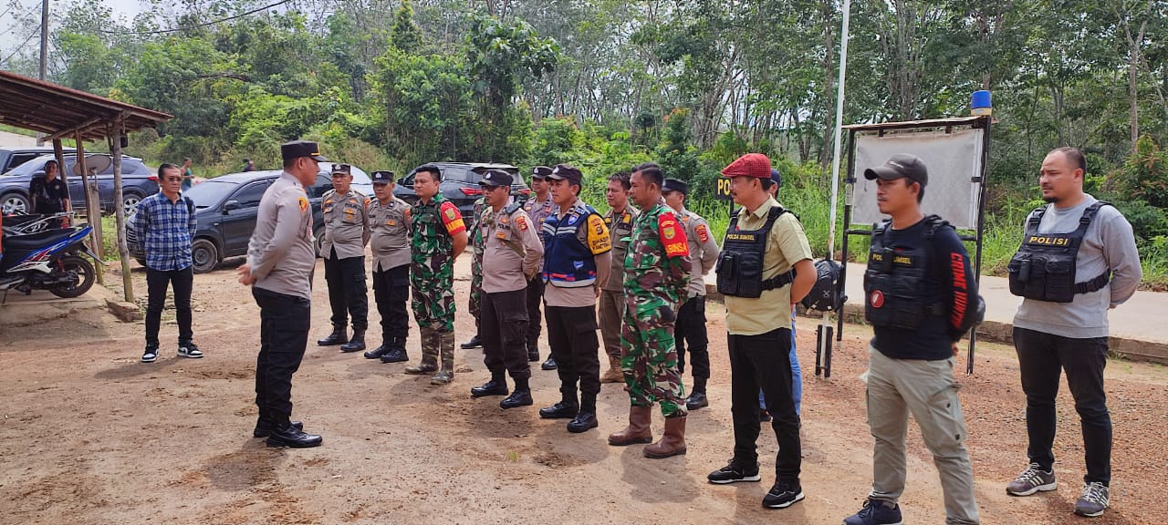 tim gabungan yang terdiri dari Polri, TNI, Pol PP, Pemerintah Kecamatan Sanga Desa