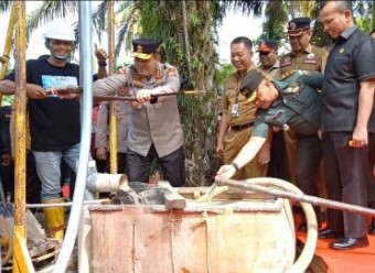 Irjen Mohammad Iqbal tengah memutar pipa di sela penyerahan bantuan sumur bor