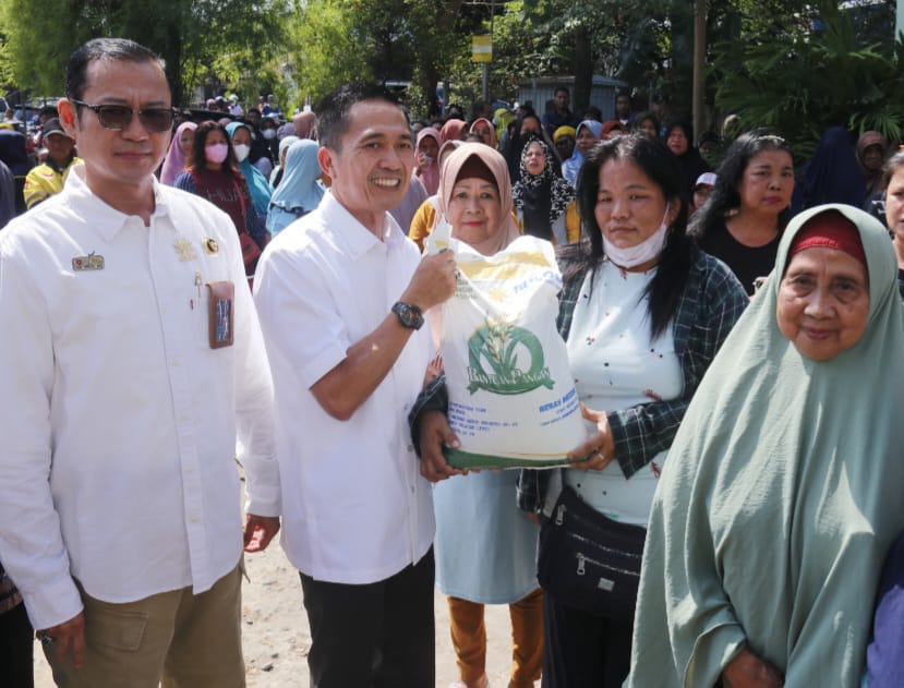 Pj Walikota Palembang Bagikan Beras Bantuan Pemerintah