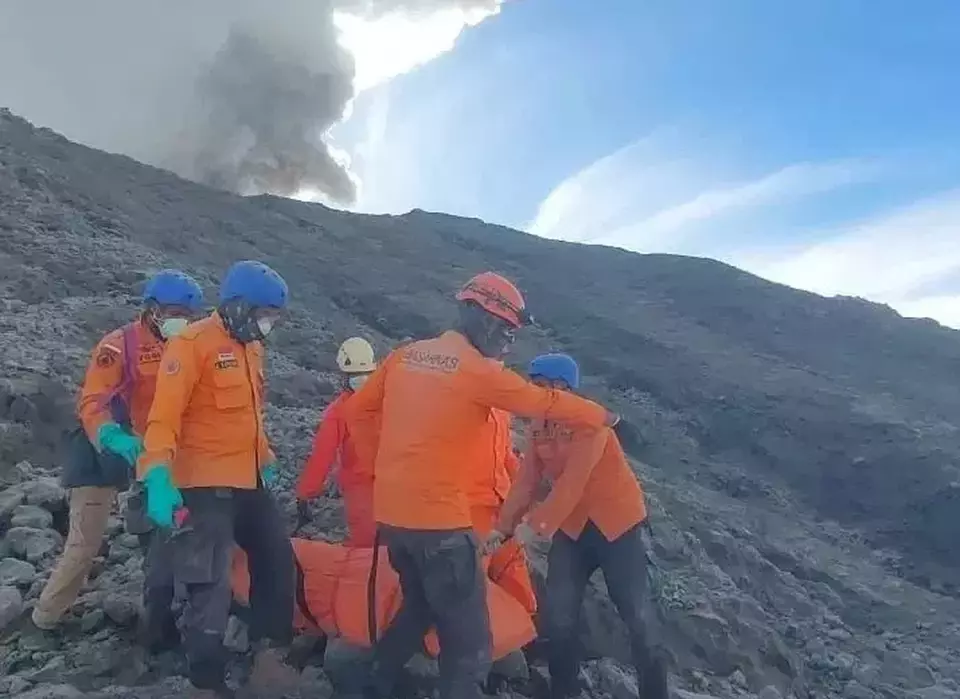 Evakuasi Korban Tewas Akibat Erupsi Gunung Marapi