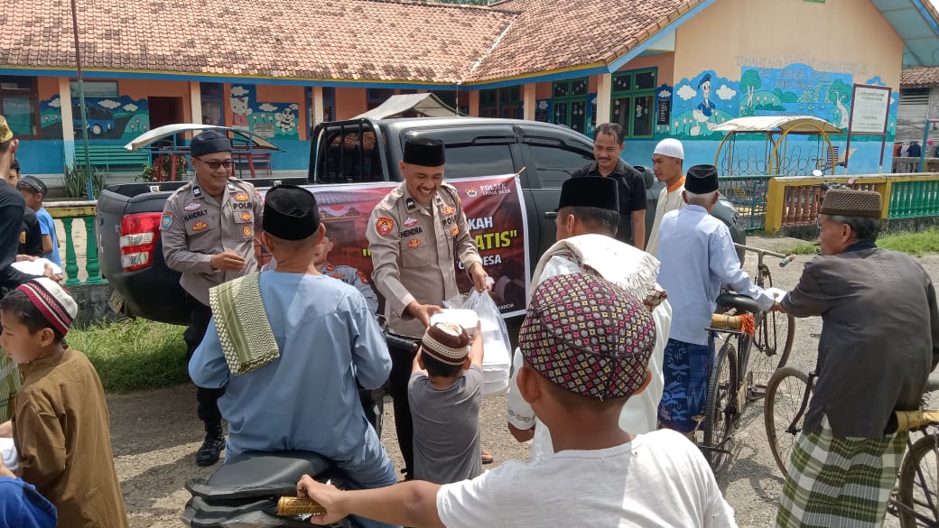 Jum’at Berkah Polsek Sanga Desa Bagi Nasi Kotak