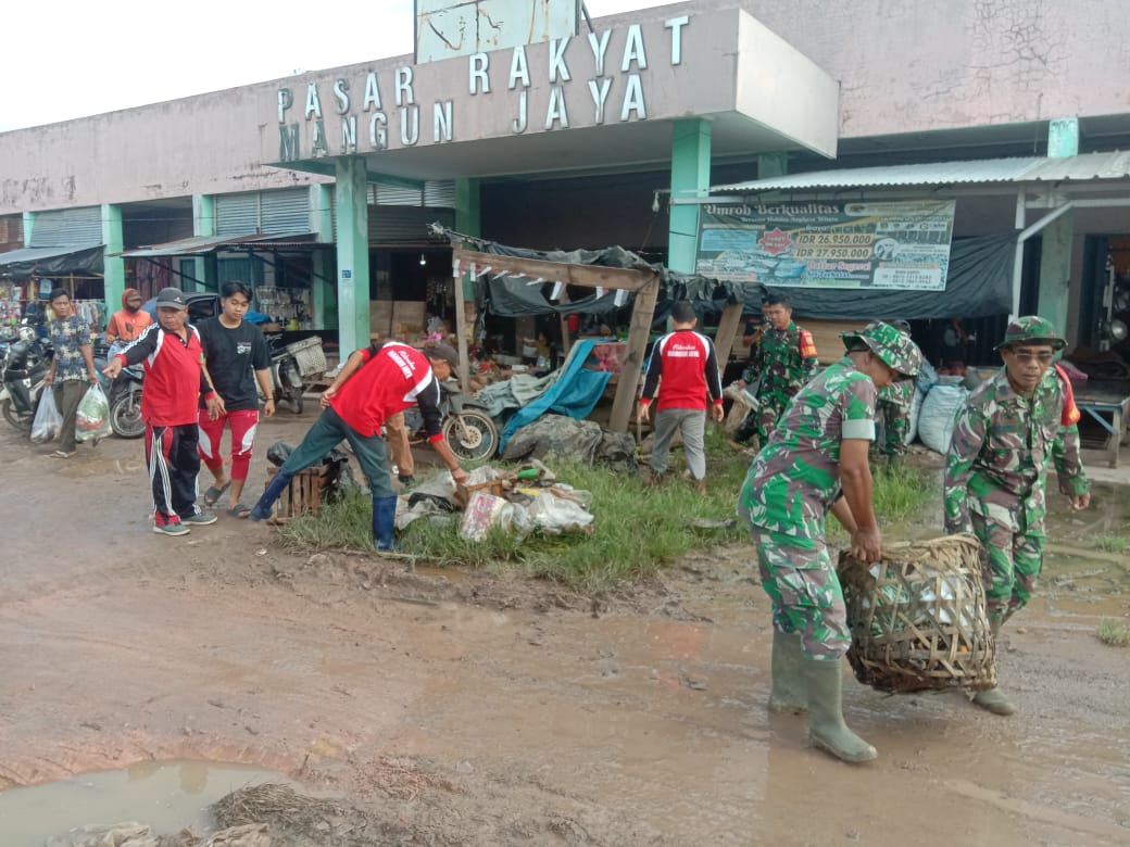Koramil 401-02 Babat Toman Bersihkan Pasar Rakyat
