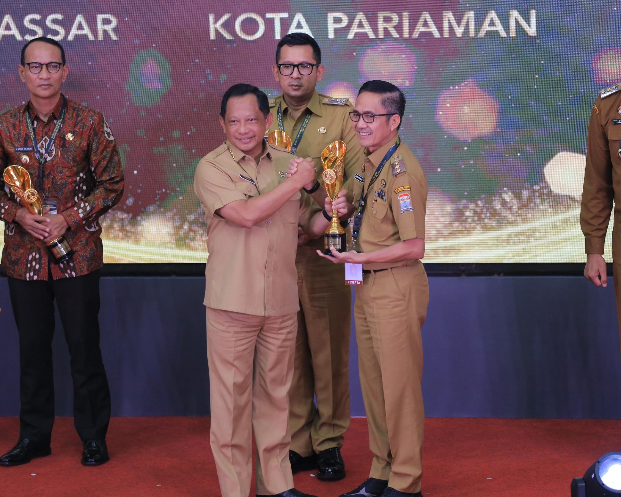 Pj Walikota Saat Terima Penghargaan Dari Mendagri