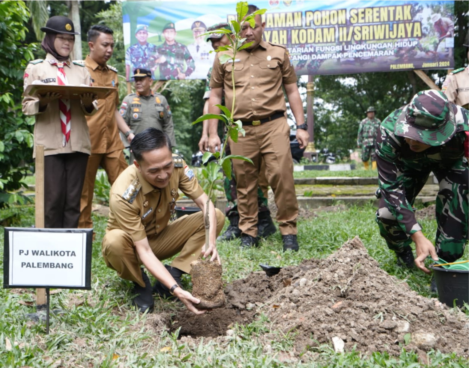 Ratu Dewa Bersama Kodim 0418 Tanam Pohon