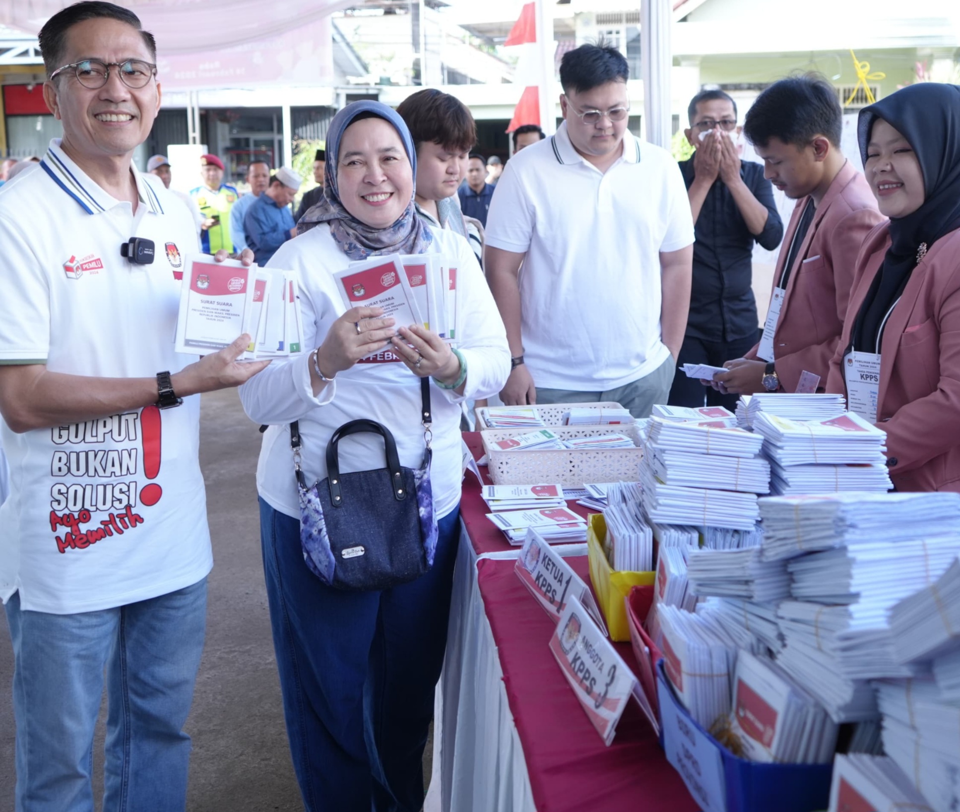 Ratu Dewa Bersama istri Nyoblos Di TPS 053