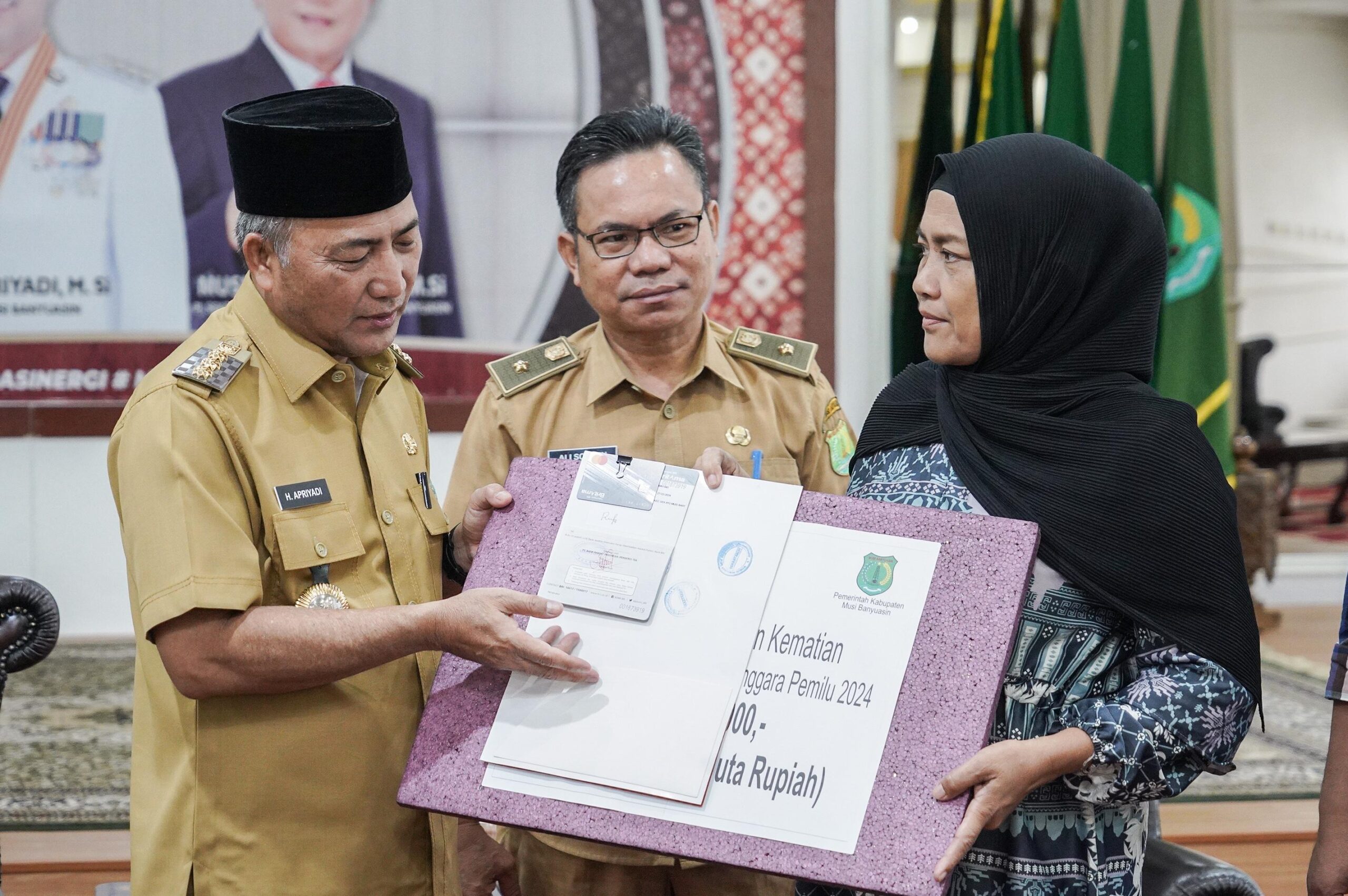 Pj Bupati Muba Serahkan Bantuan Kematian