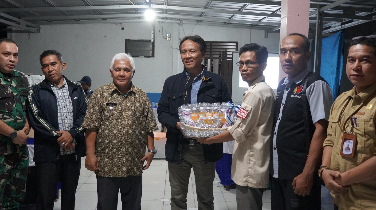 Pj Bupati OKI Bagikan Vitamin Ke Petugas PPK