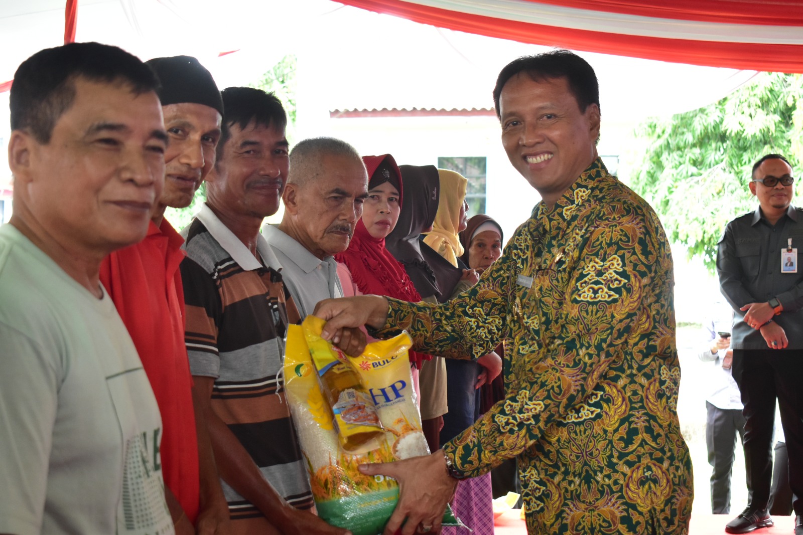 Pj Bupati OKI Berikan Bantuan Kebutuhan Pokok