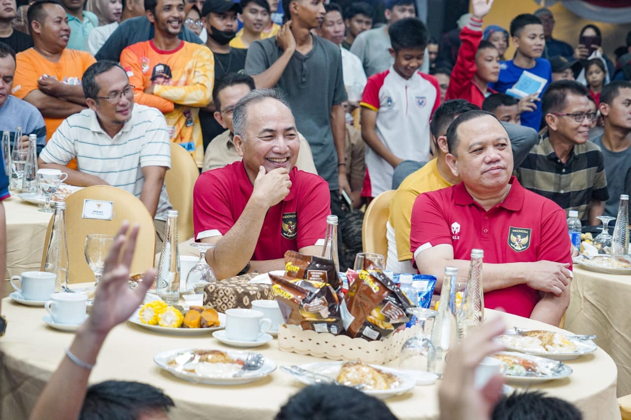 Pj Bupati Sandi Fahlepi Bersama Warga Muba Nobar Timnas U-23