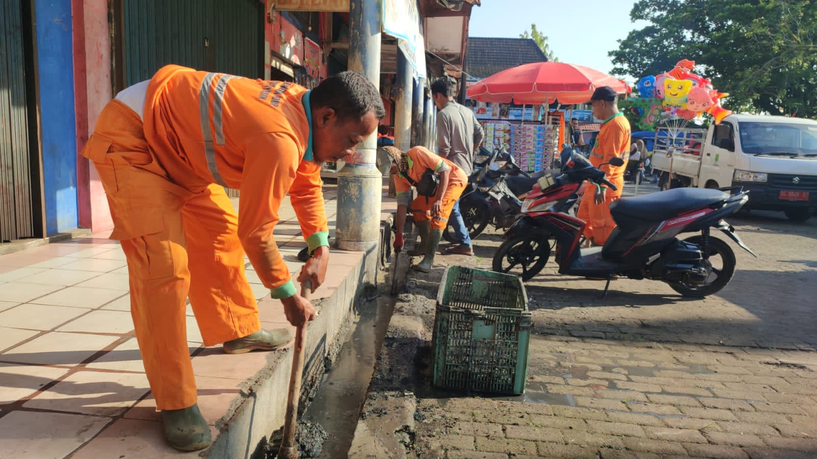 DLH Muba Gotong Royong Bersihkan Pasar Perjuangan